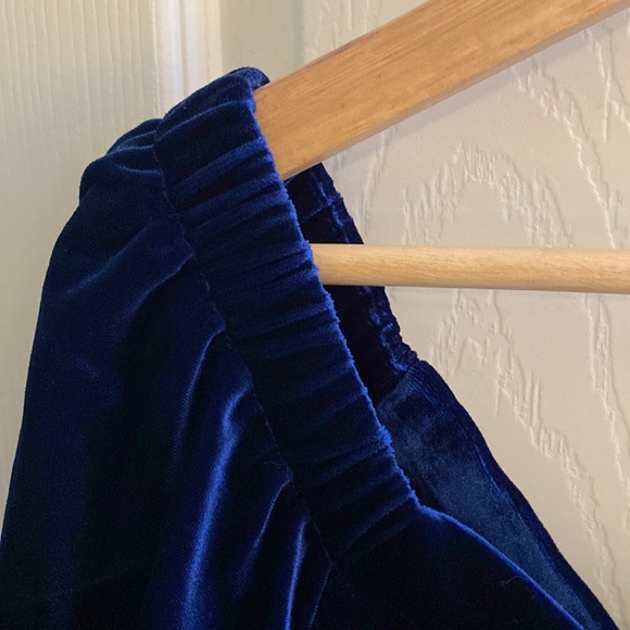 White House Black Market XL short sleeve blue velvet off the shoulder top - Picture 3 of 3